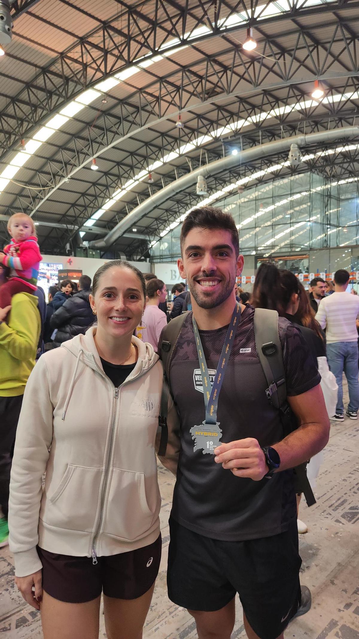 El vencedor en una de las categorías Emmanuel Rodrigues con su pareja y su medalla