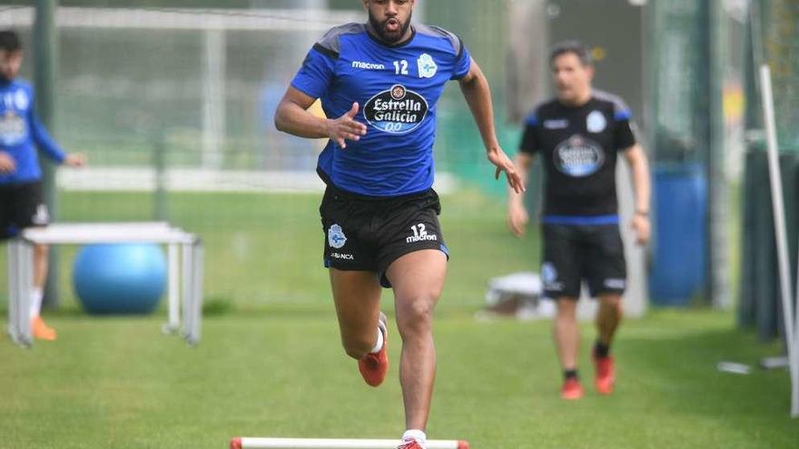 Sidnei, durante un entrenamiento en la ciudad deportiva.