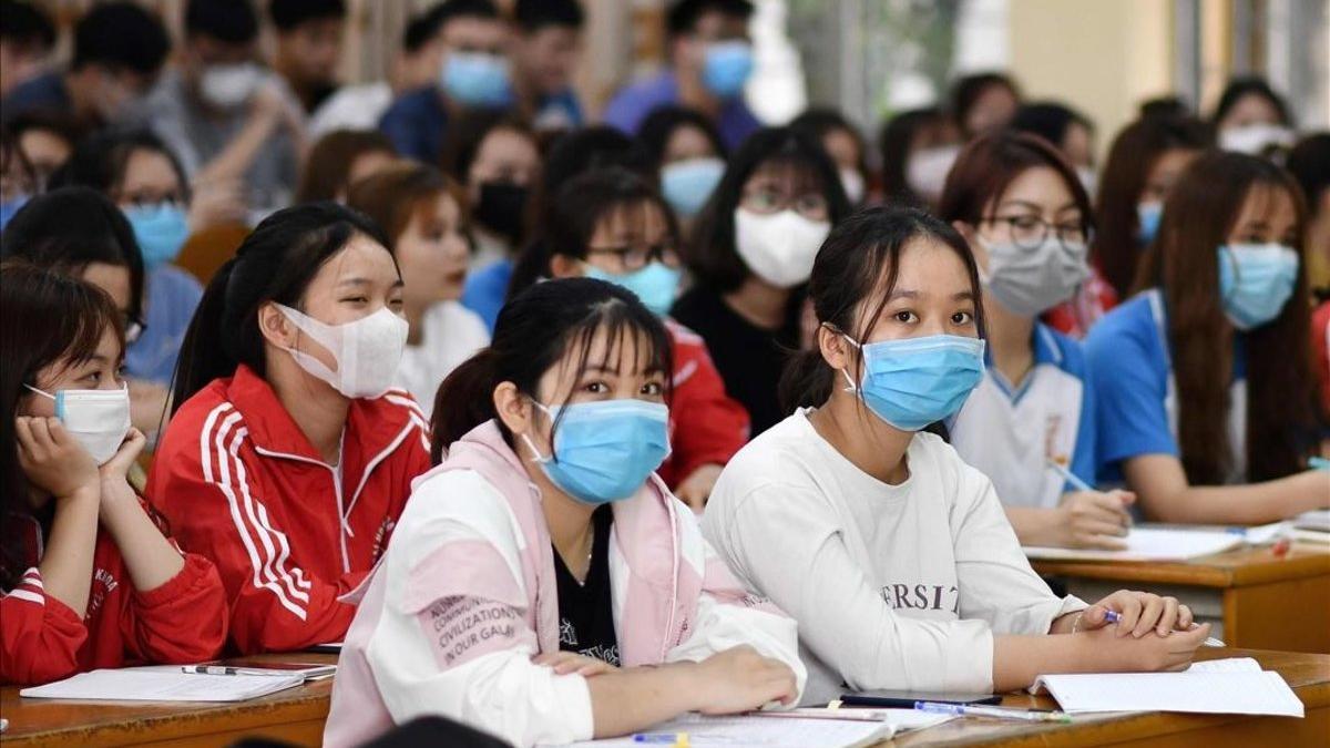 Estudiantes protegidos con mascarillas ante la expansión del coronavirus en la Universidad de Hanoi