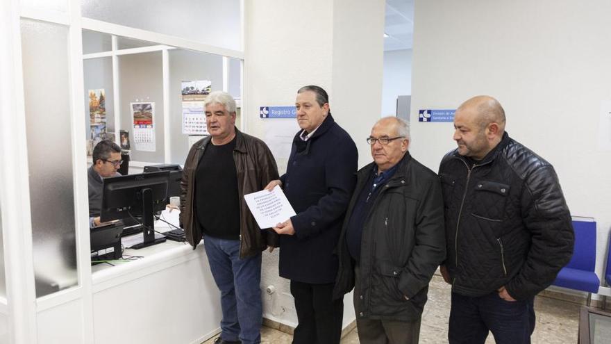 Los alcaldes registran el documento, esta mañana, en Zamora.