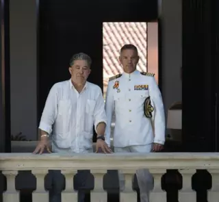Lores despide al director de la Escuela Naval