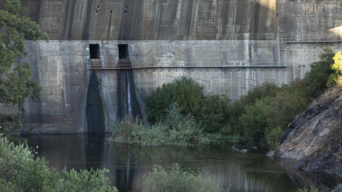 Embalse de Gergal perteneciente cuenca hidrográfica del Guadalquivir , a 8 de agosto de 2022 en  Guillena, Sevilla (Andalucía, España).