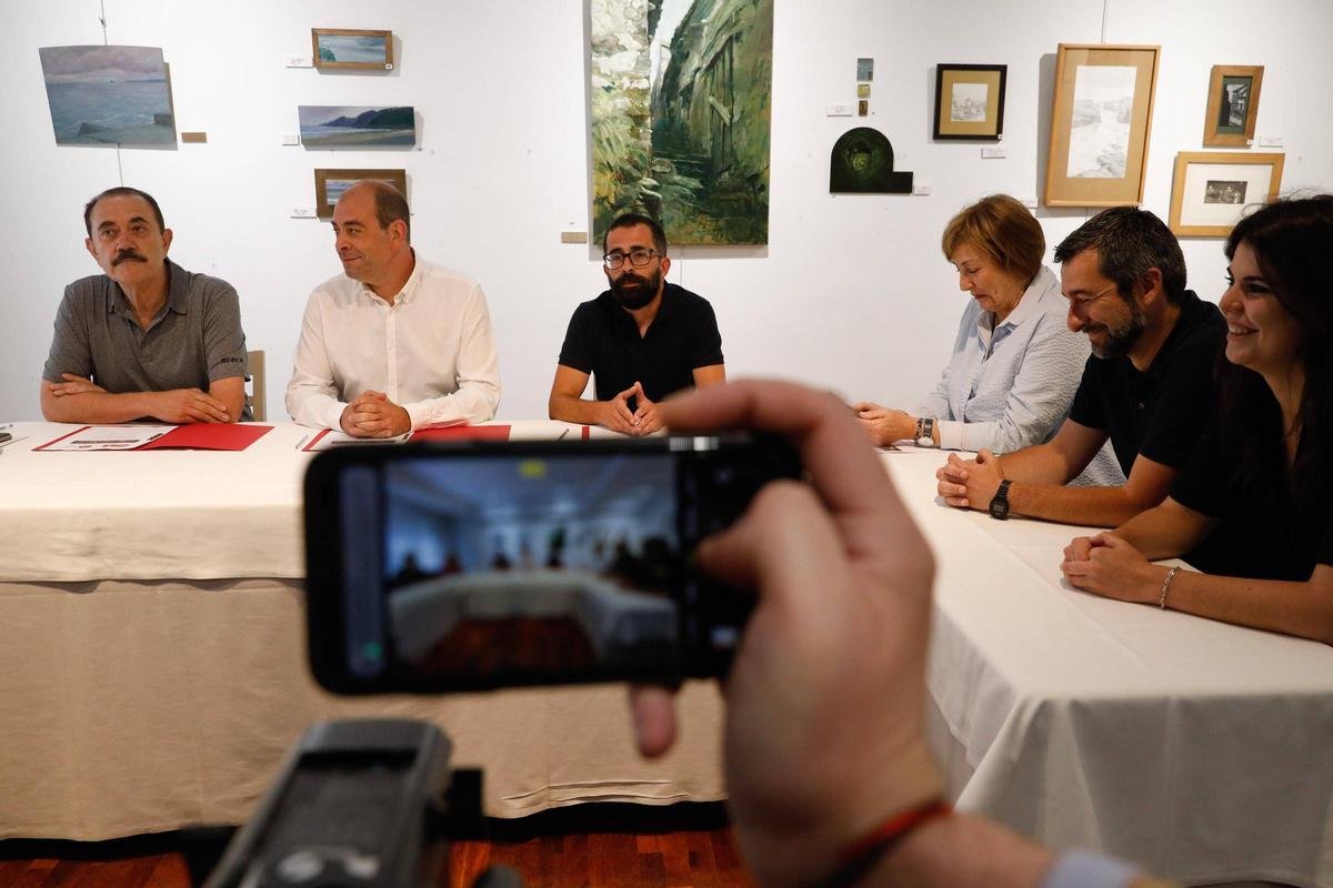 Por la izquierda, Juanjo Fernández (IU), Luis Fernández Huerga, exsecretario general del PSOE, y David García (Podemos).