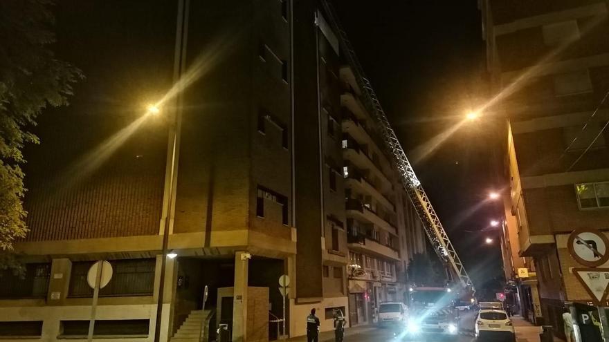 El desprendimiento de cascotes del edificio de Telefónica causa daños en vehículos estacionados