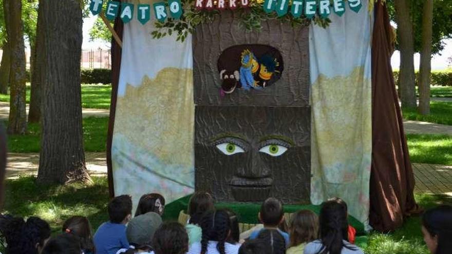 Los niños disfrutan con títeres y talleres de manualidades en la &quot;Gastropark&quot;