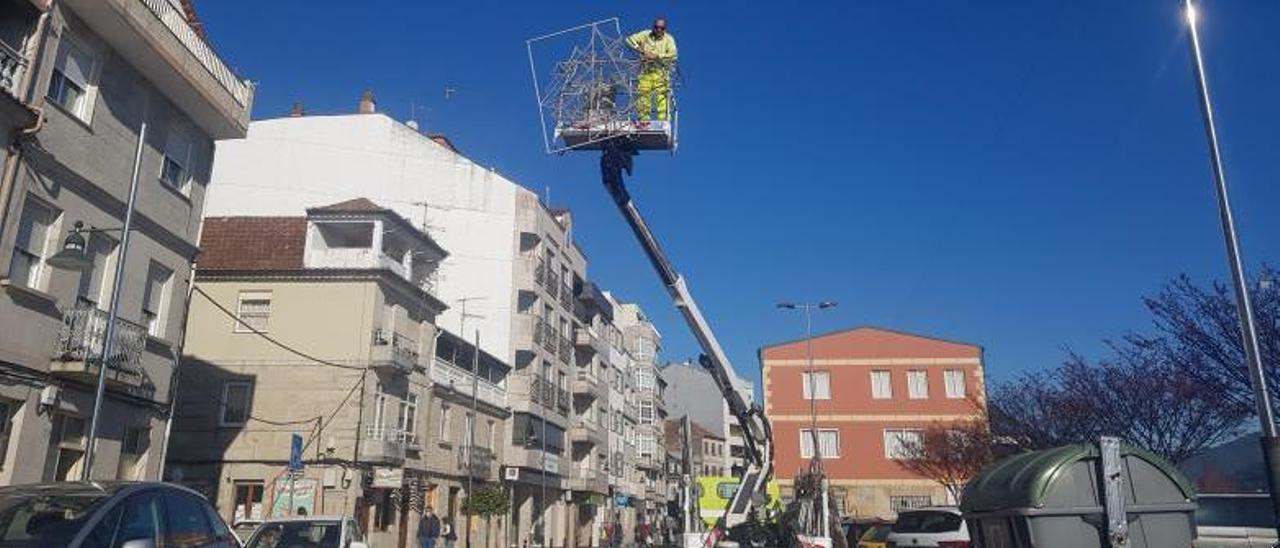 Instalación de arcos de luces, esta semana en el centro de Moaña.