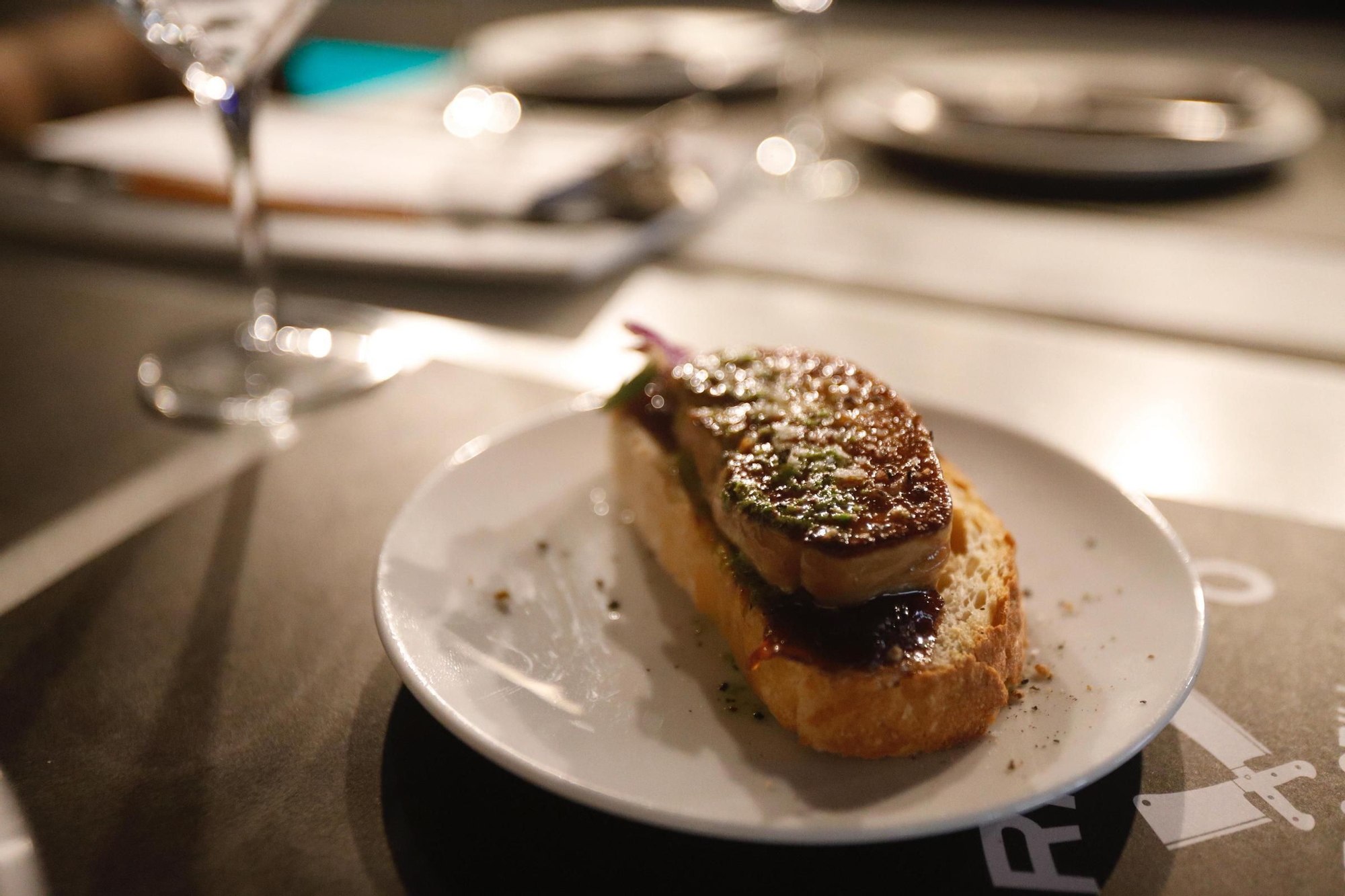 En imagenes | Carnívoro, el restaurante con los mejores huevos rotos de Zaragoza: “Nos hace especiales, más que la carne”