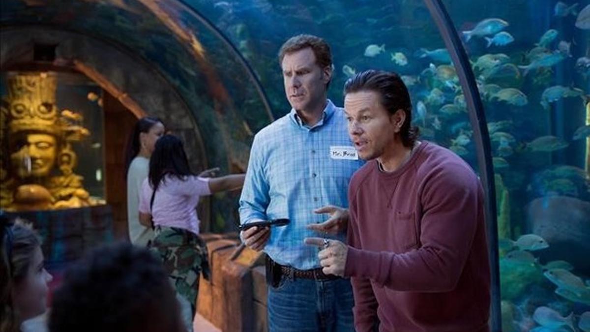 Will Ferrell y Mark Wahlberg  en un fotograma de  Padres por desigual