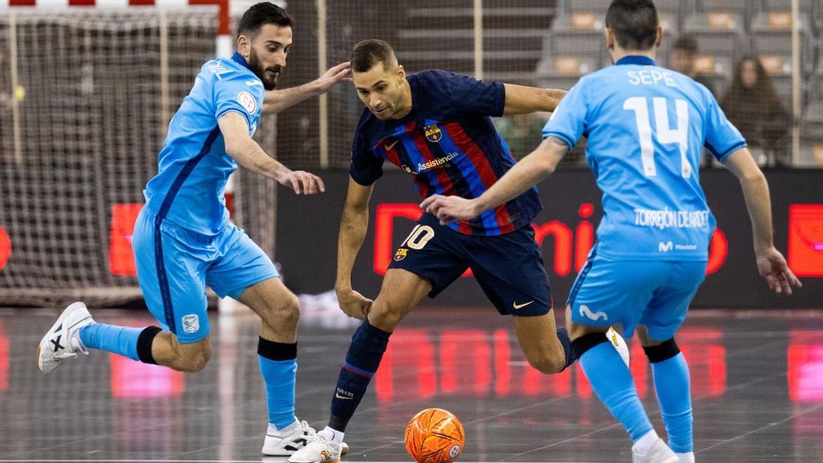 Pito, entre dos jugadores del Inter, durante la semifinal de la Copa de España.