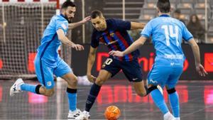 Pito, entre dos jugadores del Inter, durante la semifinal de la Copa de España.