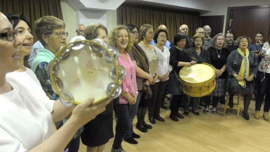 Integrantes de Cántigas da Terra, durante un dos seus ensaios.