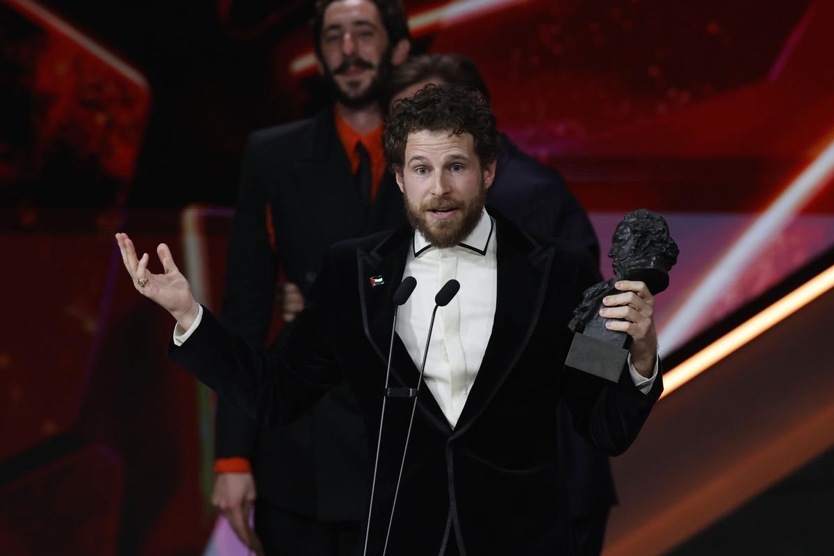 Álvaro Cervantes, con el Goya al mejor actor de reparto.