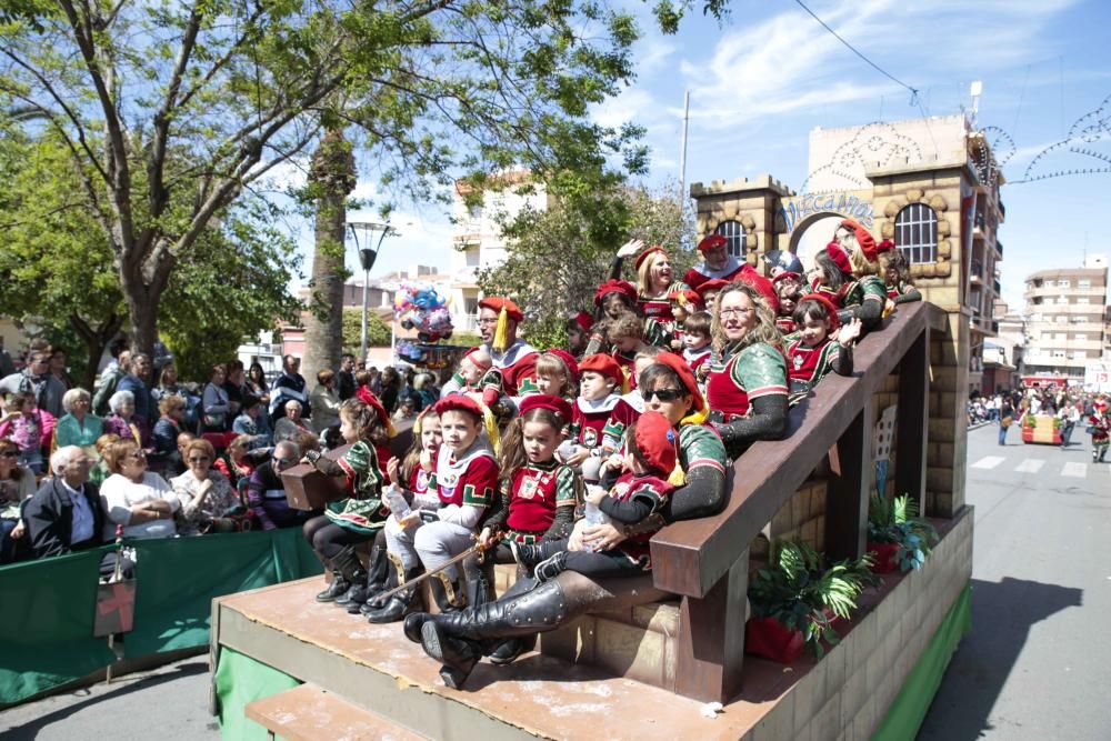 La comparsa Labradores presenta un boato muy participativo y primaveral, y con la interpretación del pasodoble Sueños Festeros logró emocionar al numeroso público