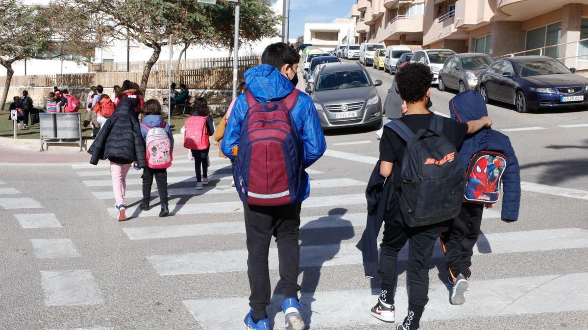 Varios escolares ibicencos cruzan un paso de cebra tras salir del colegio en Sant Antoni. | J. A. RIERA