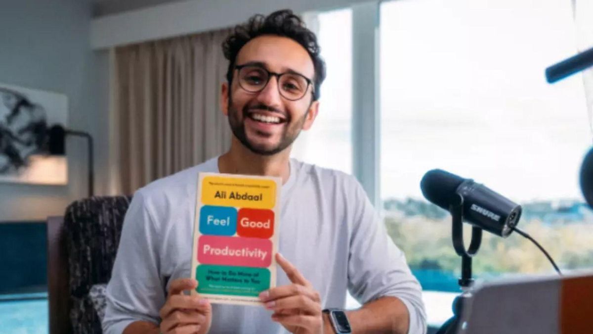Ali Abdaal, médico por la Universidad de Cambridge y el experto en productividad más seguido del mundo.