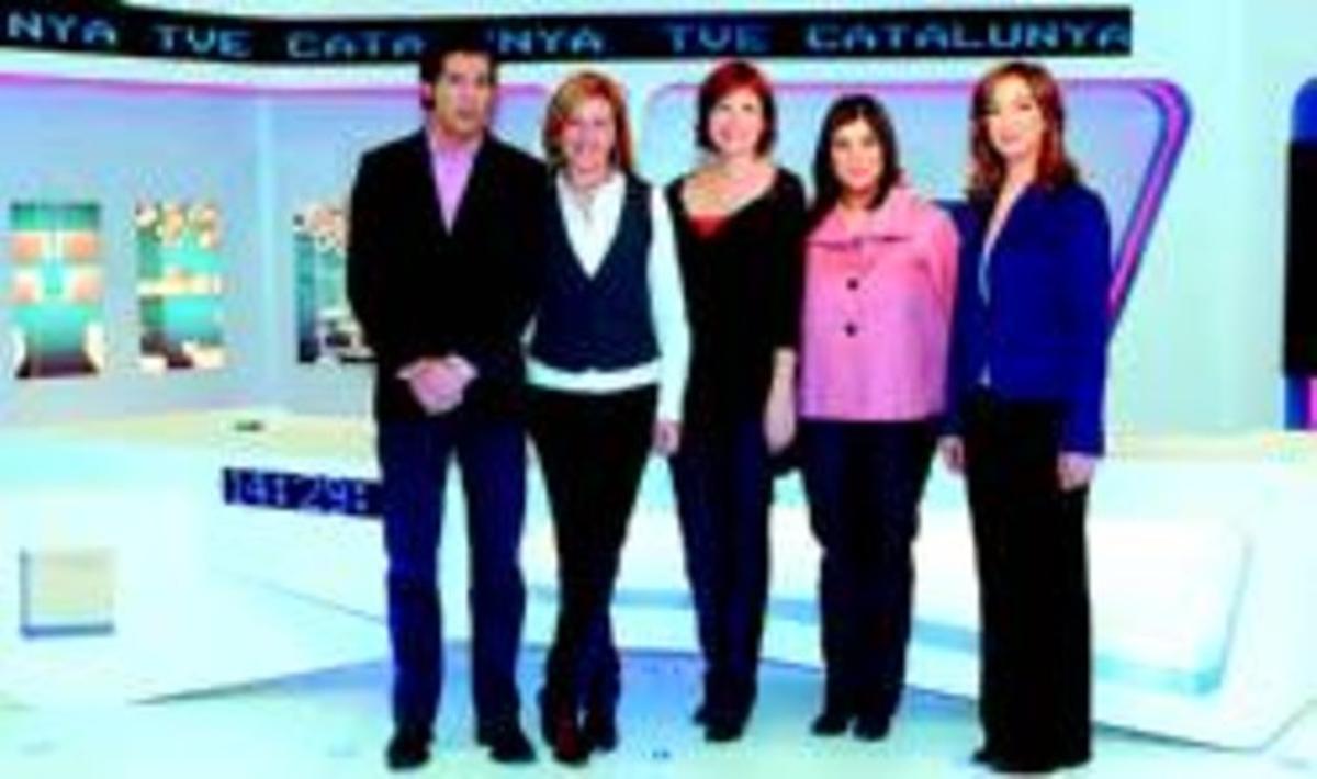 D’esquerra a dreta, els presentadors Oriol Nolis, Montse Tejera, Mireia Bonache, Sònia Papell i Núria Ramírez, al nou plató d’informatius del centre de Sant Cugat. D’esquerra a dreta, els presentadors Oriol Nolis, Montse Tejera, Mireia Bonache, Sònia Papell i Núria Ramírez, al nou plató d’informatius del centre de Sant Cugat.
