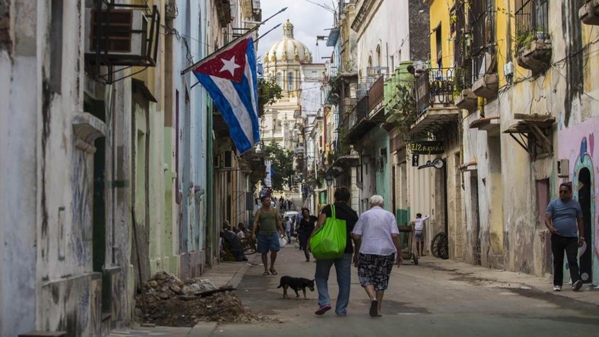 Banderas a media asta en una calle de La Habana.