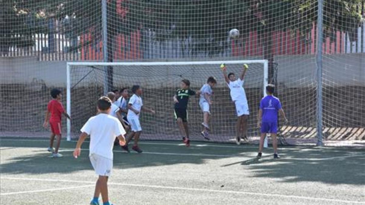Niños jugando al fútbol en el barrio de Los Colorines de Badajoz
