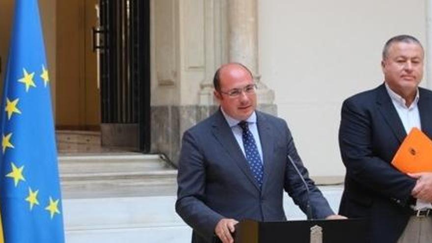 El presidente Sánchez y el consejero Bernabé, durante su comparecencia de este viernes por la tarde.