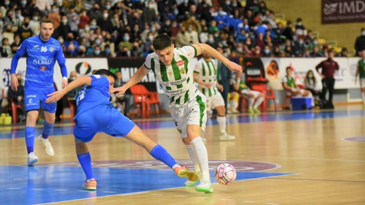 Álex Viana disputa un balón ante el Valdepeñas durante un encuentro del pasado curso.