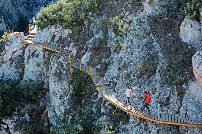 Alicante también tiene su propio "Caminito del Rey": la espectacular pasarela a 60 metros del suelo que te dejará sin palabras