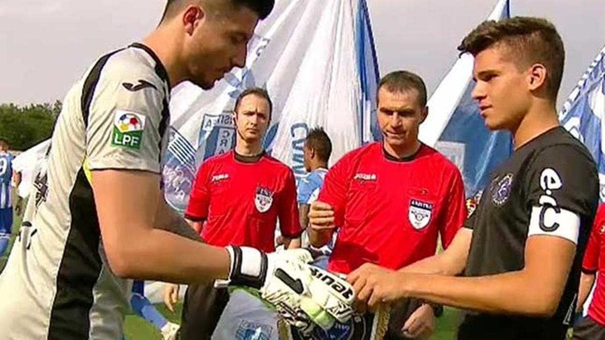 Ianis Hagi (derecha) lució el brazalete de capitán en un partido del campeonato rumano con solo 16 años