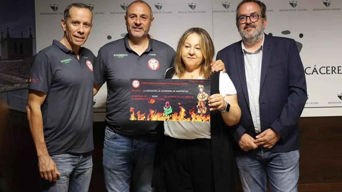 Entrega del cheque. De izquierda a derecha: Ollero, Lázaro, Lucero y Villarroel.