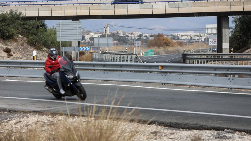 El Gobierno limita las mejoras de seguridad vial para motoristas a los accesos al aeropuerto y otros cuatro puntos más en toda la provincia de Alicante