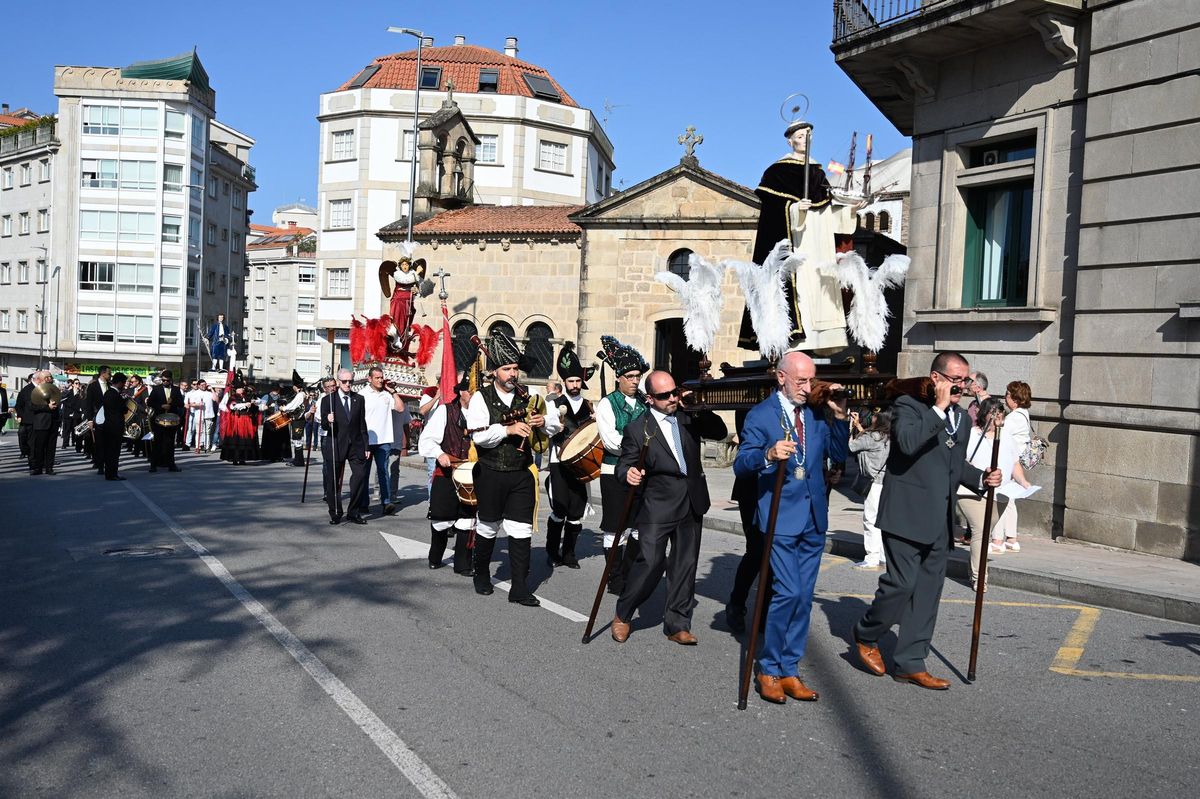 Los Mareantes desfilan con sus santos gremiales de camino a la basílica de Santa María.
