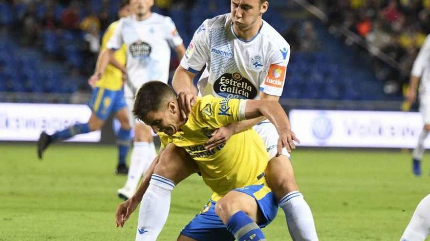 Saúl presiona a un futbolista del Las Palmas en el partido del pasado sábado.