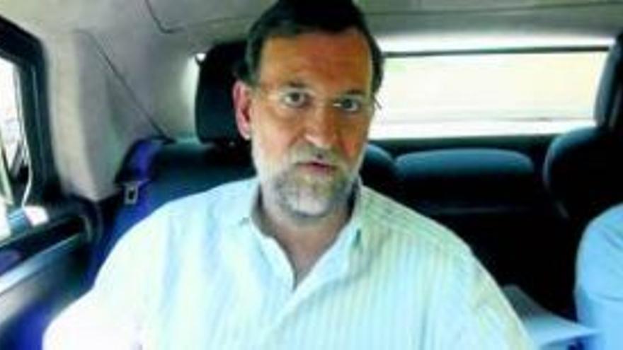 El pp exhibe a rajoy en coche y sin llevar el cinturon de seguridad