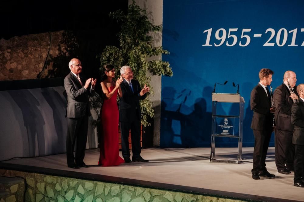 La participación de los coros locales protagonizó la gala de clausura del Certamen Internacional de Habaneras y Polifonía de Torrevieja