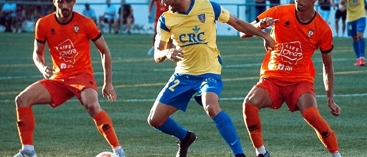 El Atzeneta pugna por el balón en el partido frente al Orihuela.