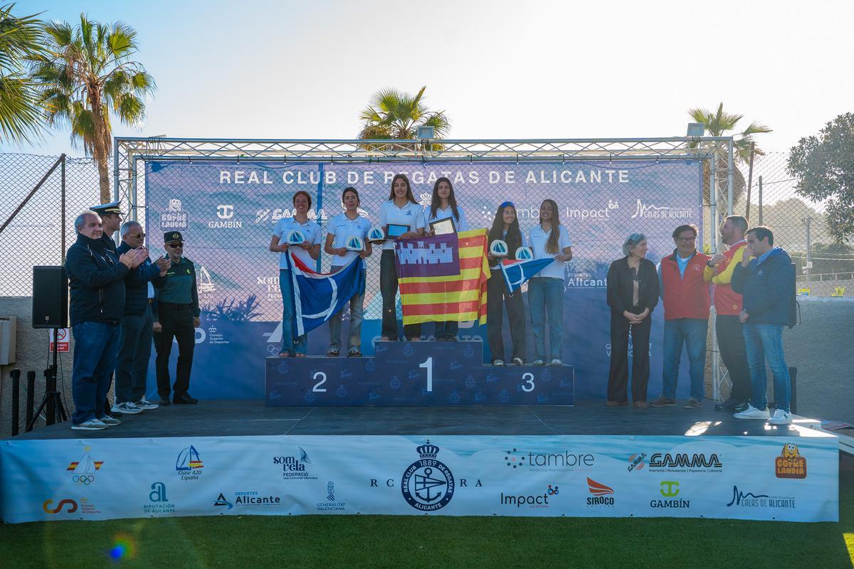 Podio femenino después de la última regata en aguas de la bahía de Alicante.