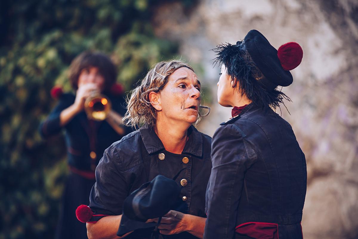 La Banda Orquestral Benèfica d'Actes Sepulcrals (B.O.B.A.S) de la companyia de Jimena Cavalletti.