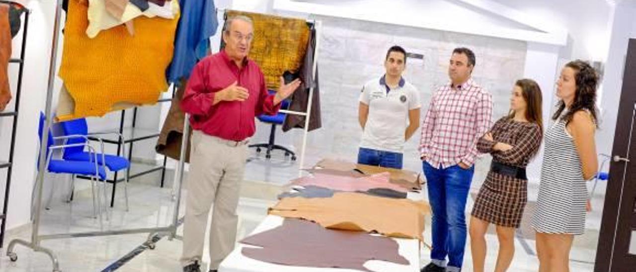 Paco Amorós, con los jóvenes emprendedores, en el centro de negocios temático de Petrer.