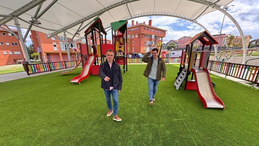 El parque cubierto de Los Campos (Corvera) estrena suelo de césped artificial