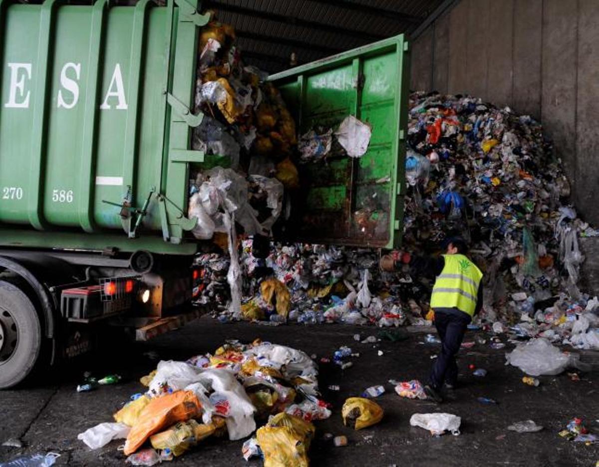Un camión descarga en la planta de Son Reus los envases recogidos.