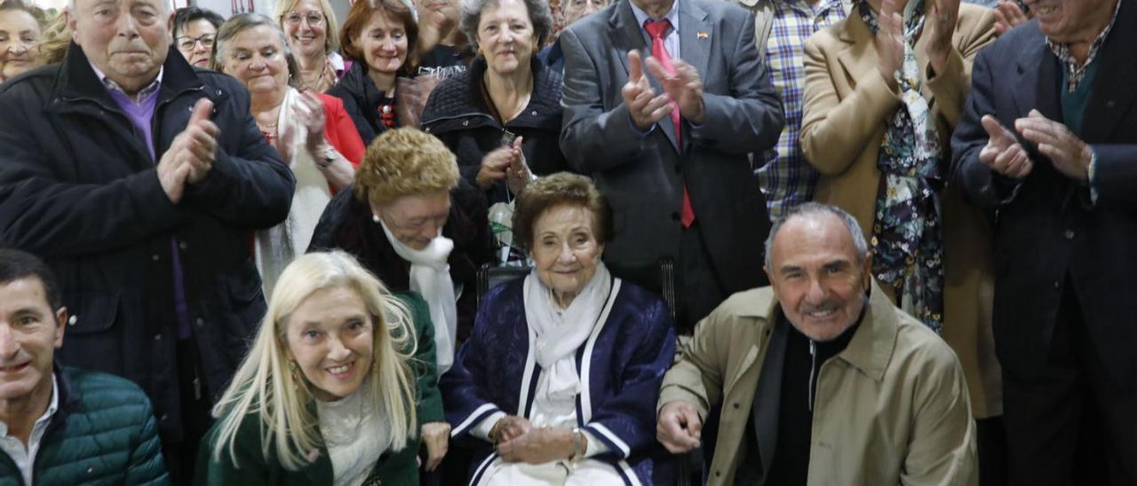 Ángeles Flórez León, «Maricuela», en el centro, junto a familiares y amigos, ayer. | Marcos León