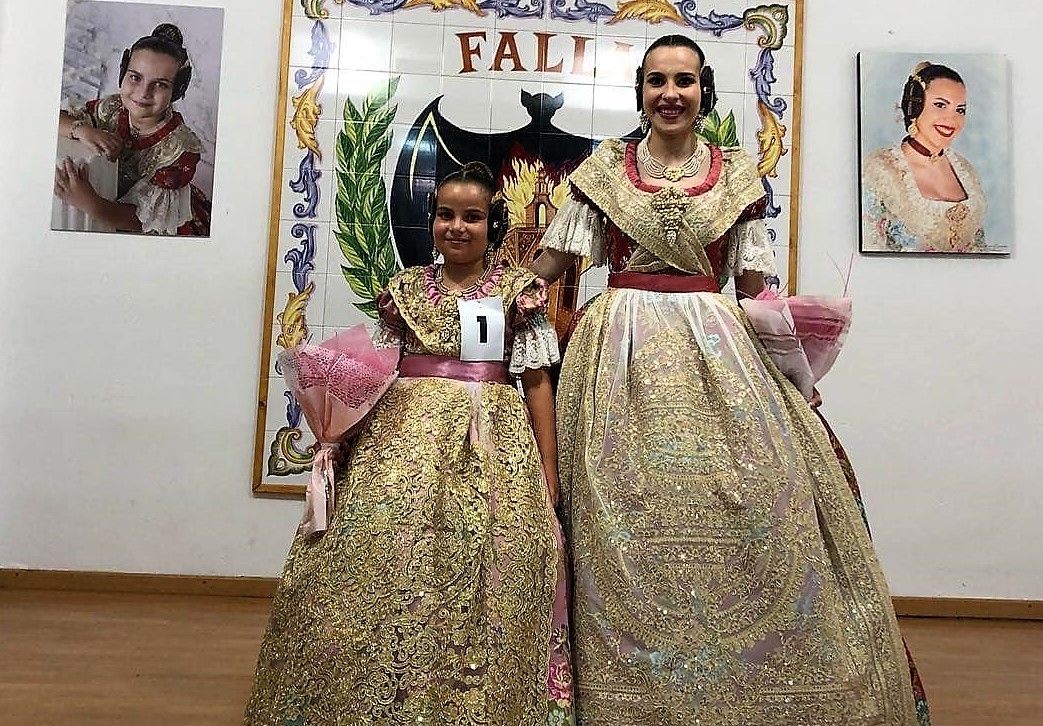 Ingeniero José Sirera va a la Fonteta con sus dos falleras: Alejandra Pérez y Yasmine Albiach.