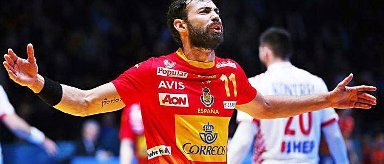 Dani Sarmiento, jugador grancanario de balonmano, durante un partido reciente con la selección española.