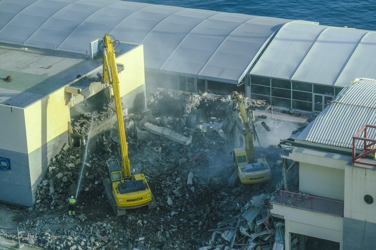 Comienzo de los trabajos de derribo de la Terminal de Cruceros en el muelle Santa Catalina.