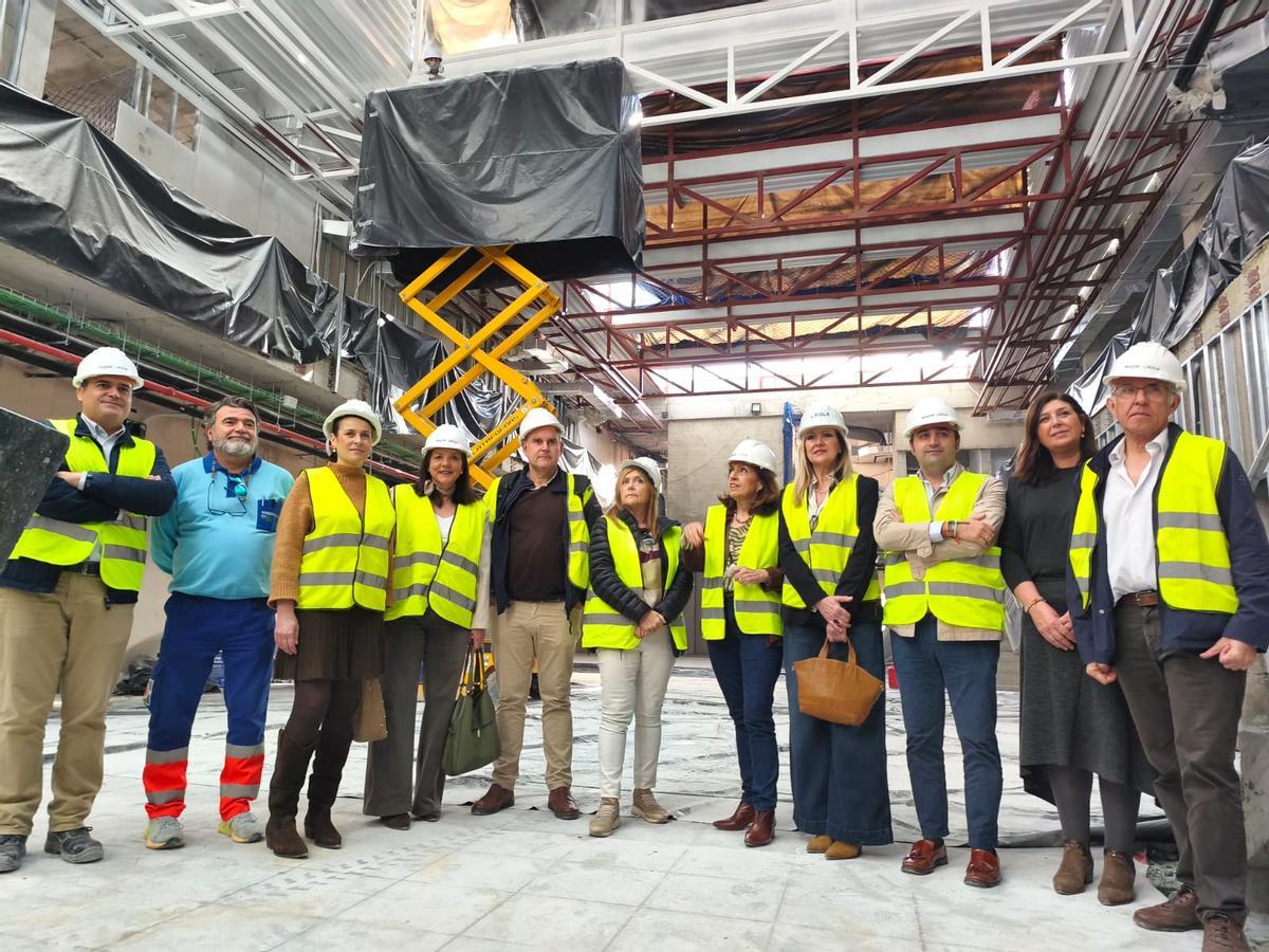 Las autoridades, en el interior de las obras del centro de salud de Bujalance.