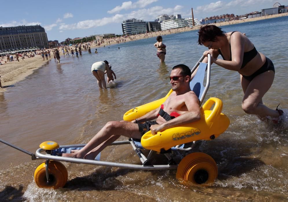 Servicio de baños en la playa de Poniente para personas con discapacidad