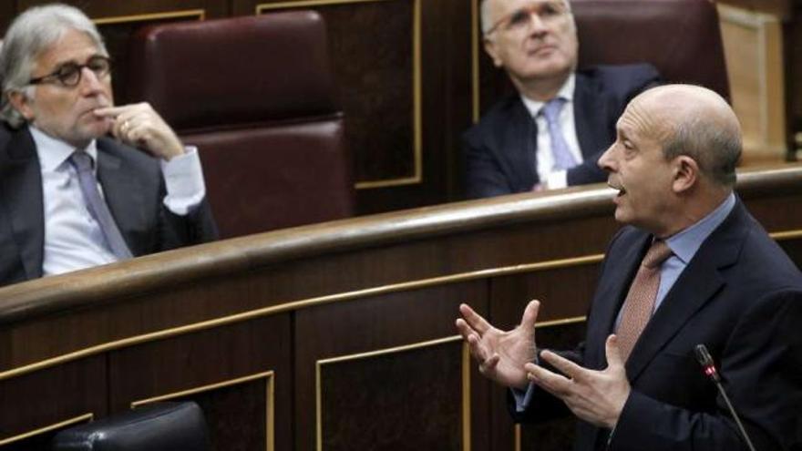 Wert, frente a los diputados de CiU Josep Sánchez Llibre y Josep Antoni Durán i Lleida, en el Congreso. / efe