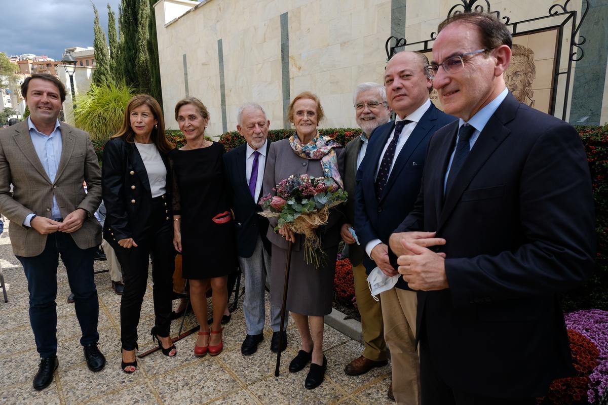 María Victoria Atencia, acompañada por algunos de quienes leyeron sus poemas en su homenaje en el Cementerio de San Miguel.