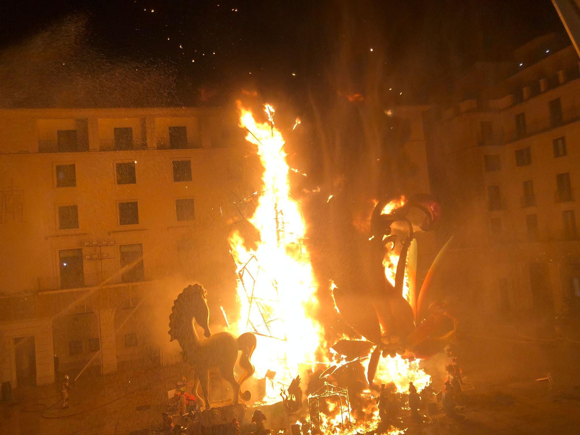 Cremà 2023 en imágenes: así se vive la Nit del Foc en Alicante
