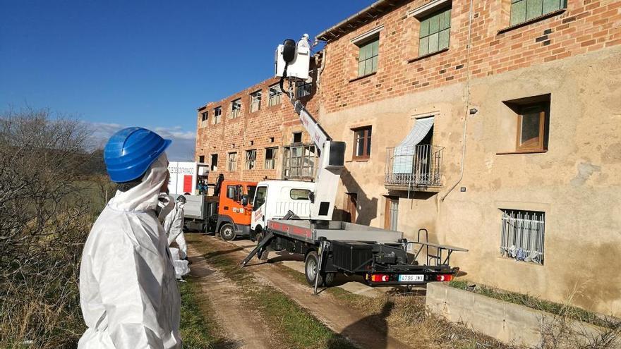 Inici dels treballs de desmuntatge i retirada del fibrociment que havia quedat malmès, el febrer passat