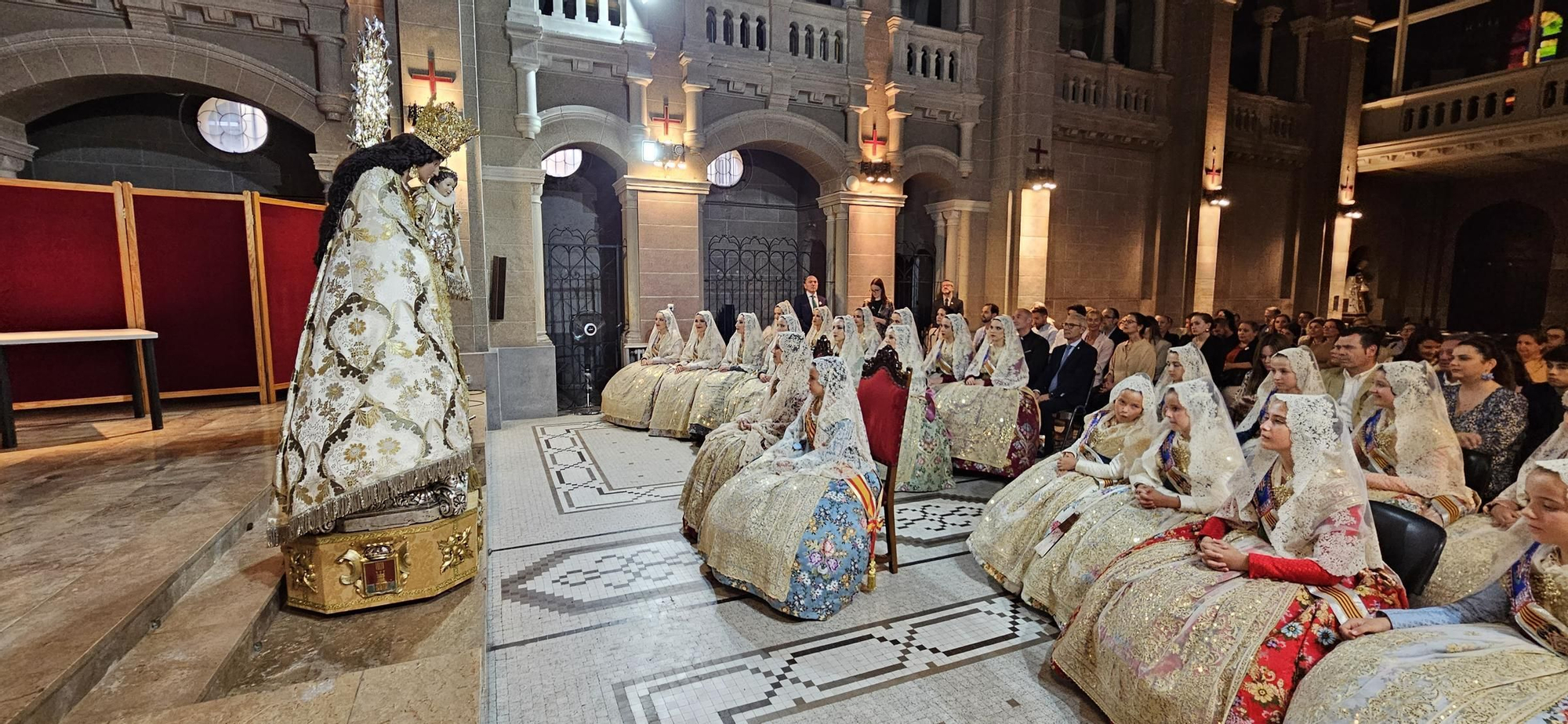 El Besamanos de falleras mayores y cortes 2024, en imágenes