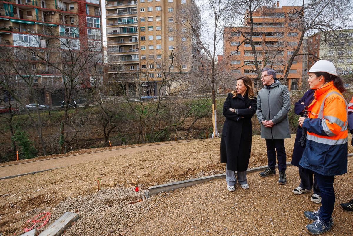 La alcaldesa de Zaragoza, Natalia Chueca, en una reciente visita a los trabajos de regeneración que se llevan a cabo en el río Huerva.